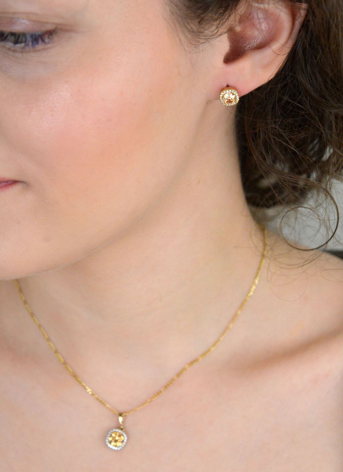 Kolczyki złote damskie w cyrkonie kwadraty próba 333, DIA-KLC-KO 351 Złote kolczyki damskie w kształcie kwadratów z dużą pomarańczową cyrkonią otoczoną białymi cyrkoniami1.jpg